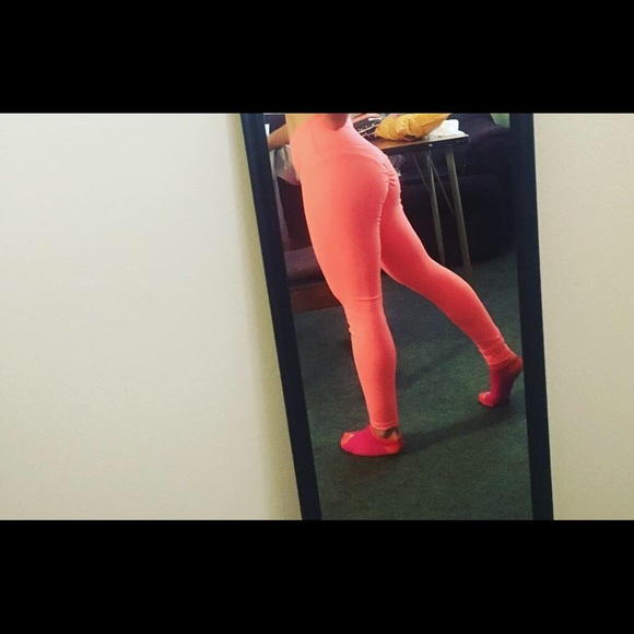 Coral scrunch butt leggings. Open to offers - Picture 2 of 6